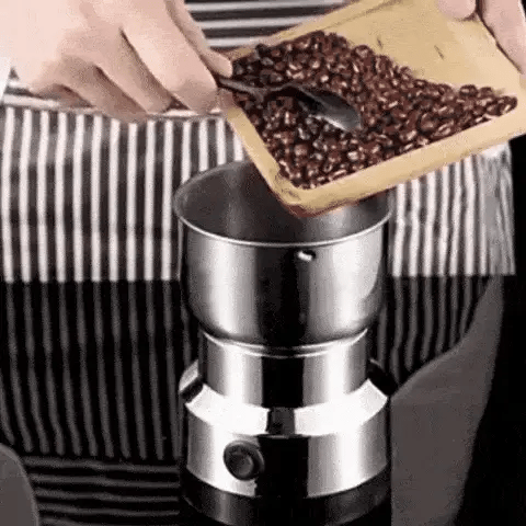 Demostración de granos de café entrando al molino eléctrico